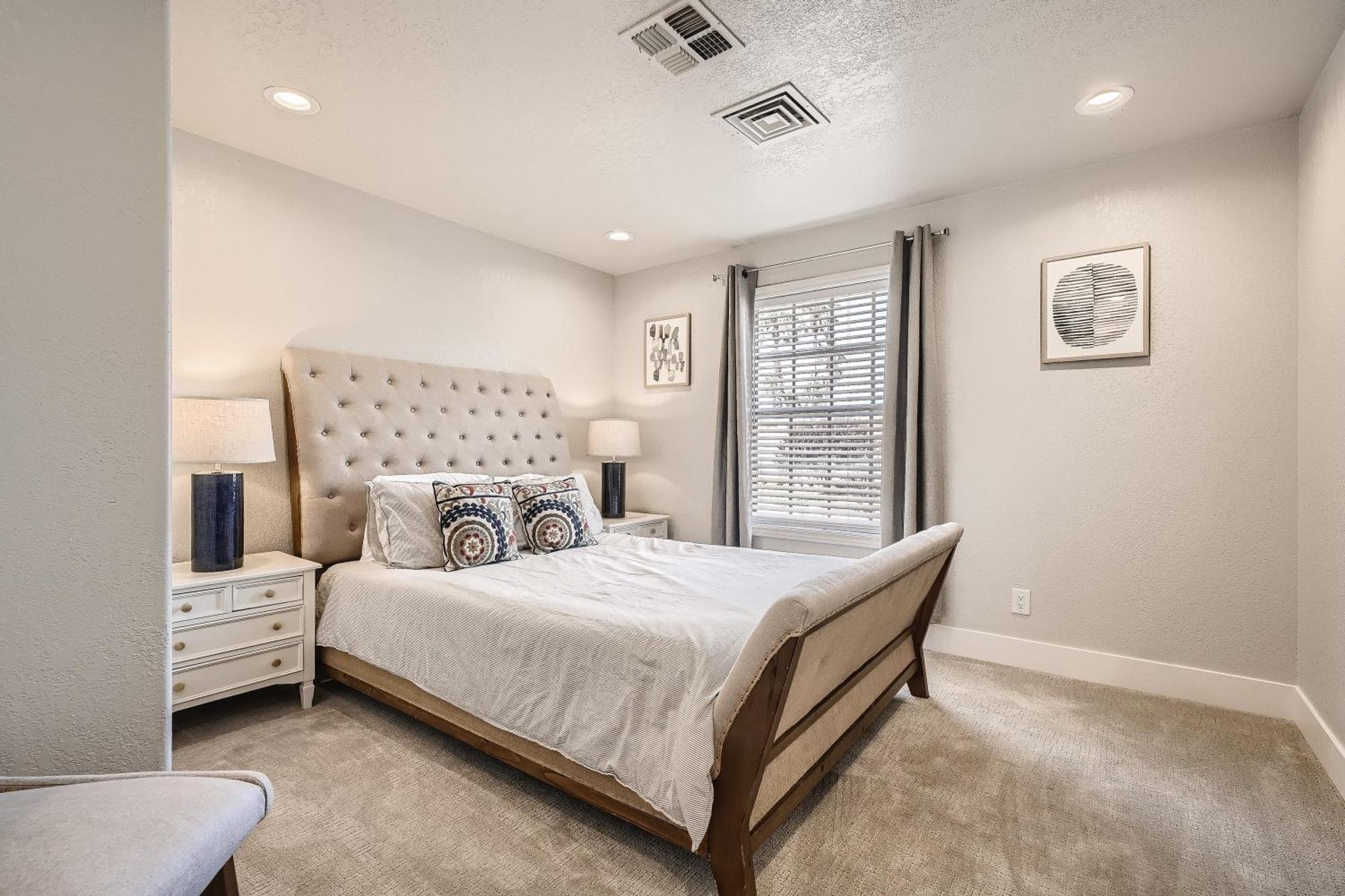 Lux Life! Location For Business Or Play! Villa