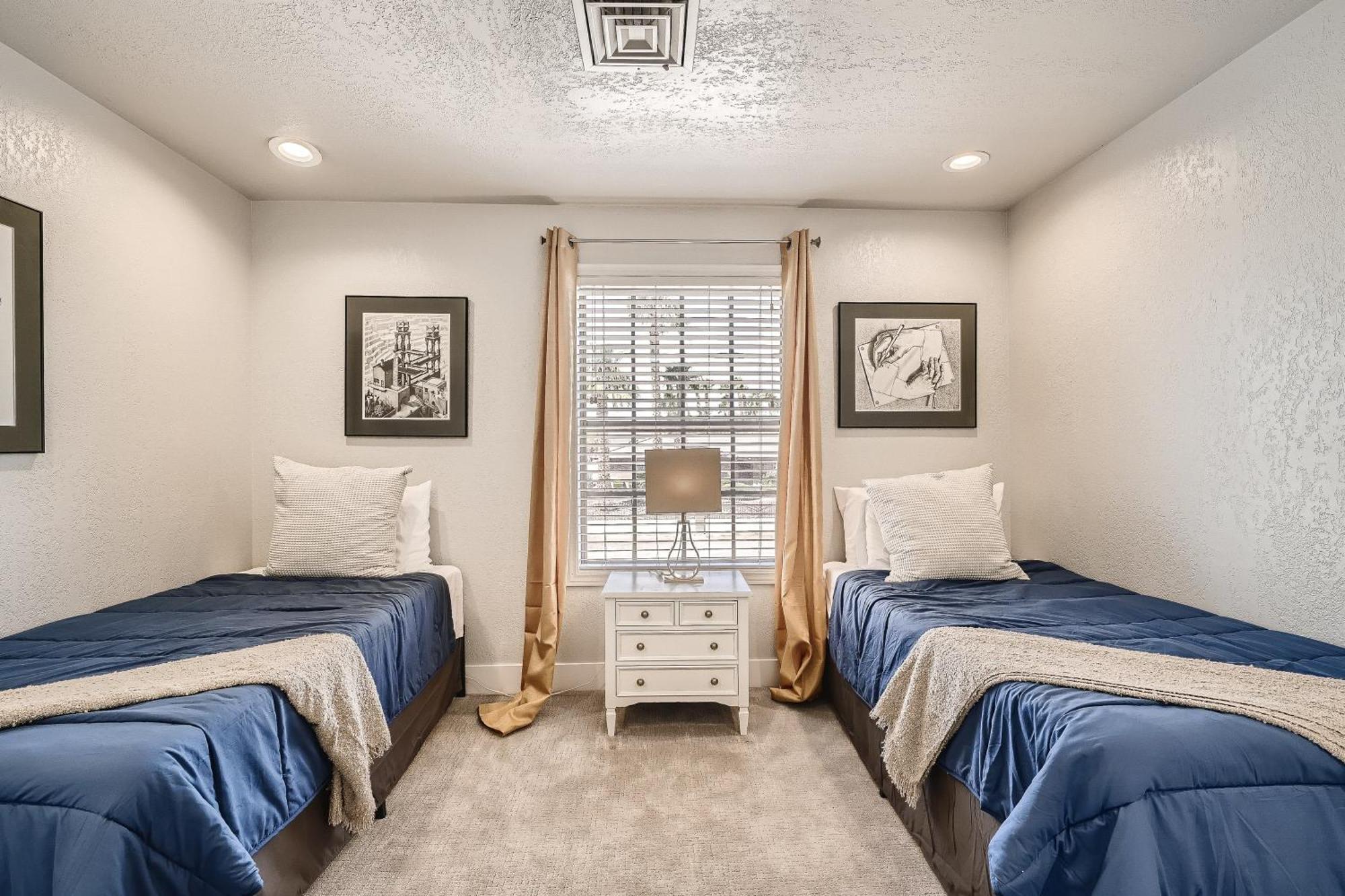 Lux Life! Location For Business Or Play! Villa